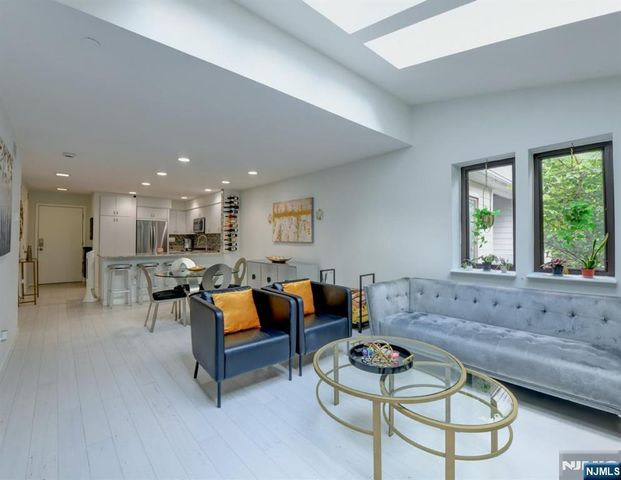 727 Mainsail Lane 727, Secaucus, NJ 07094