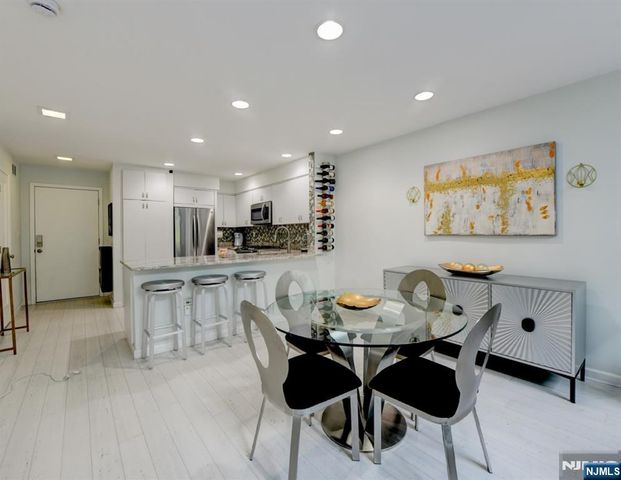 727 Mainsail Lane 727, Secaucus, NJ 07094
