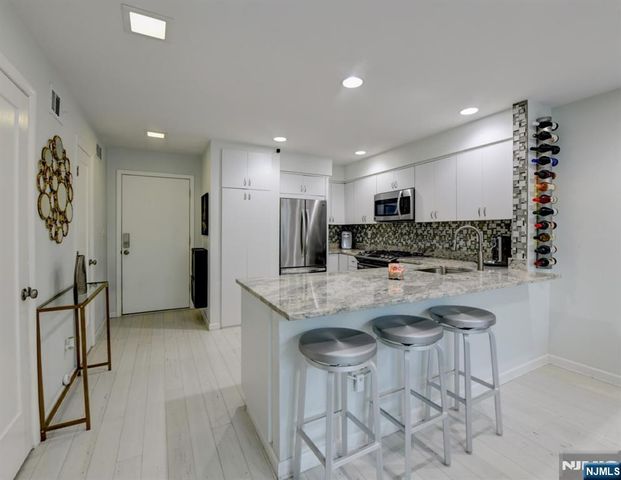 727 Mainsail Lane 727, Secaucus, NJ 07094