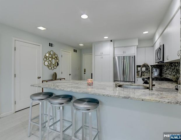 727 Mainsail Lane 727, Secaucus, NJ 07094