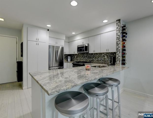 727 Mainsail Lane 727, Secaucus, NJ 07094