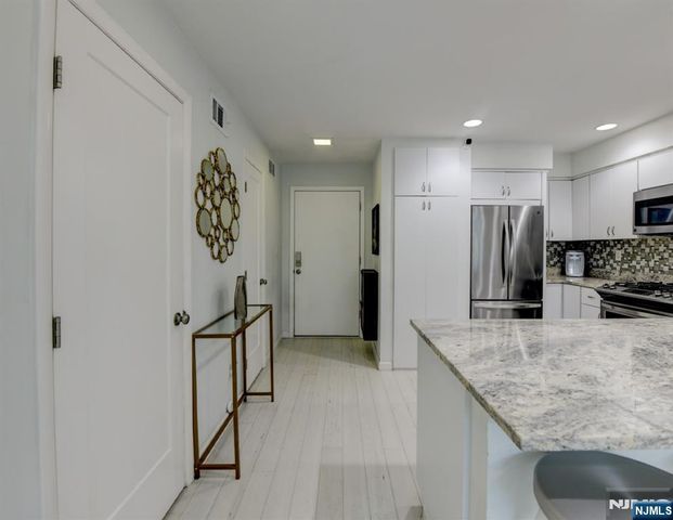 727 Mainsail Lane 727, Secaucus, NJ 07094