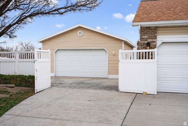 2487 W LUSTERPOINTE LN, West Jordan, UT 84088