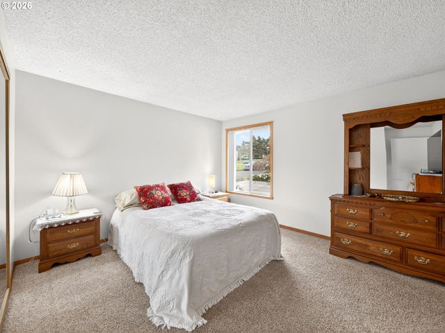 389 Se Palmblad Dr, Gresham, OR 97080