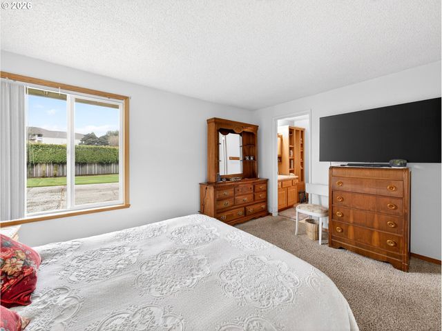 389 Se Palmblad Dr, Gresham, OR 97080