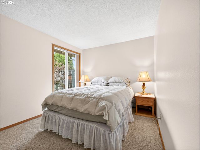 389 Se Palmblad Dr, Gresham, OR 97080