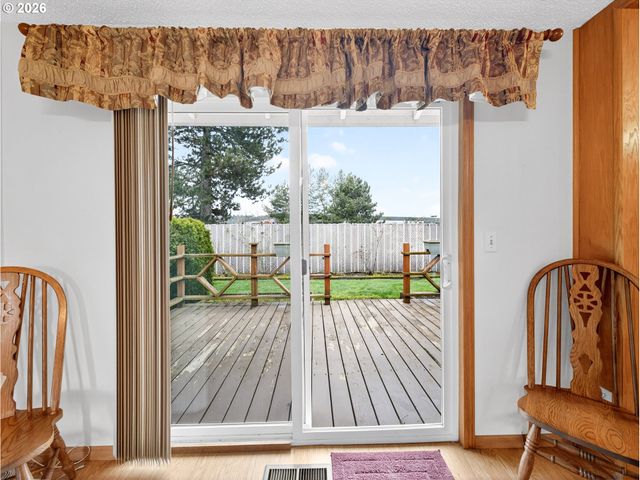 389 Se Palmblad Dr, Gresham, OR 97080