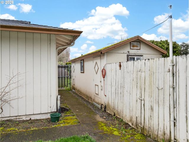 389 Se Palmblad Dr, Gresham, OR 97080