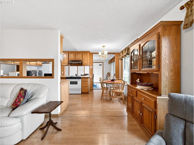 389 Se Palmblad Dr, Gresham, OR 97080