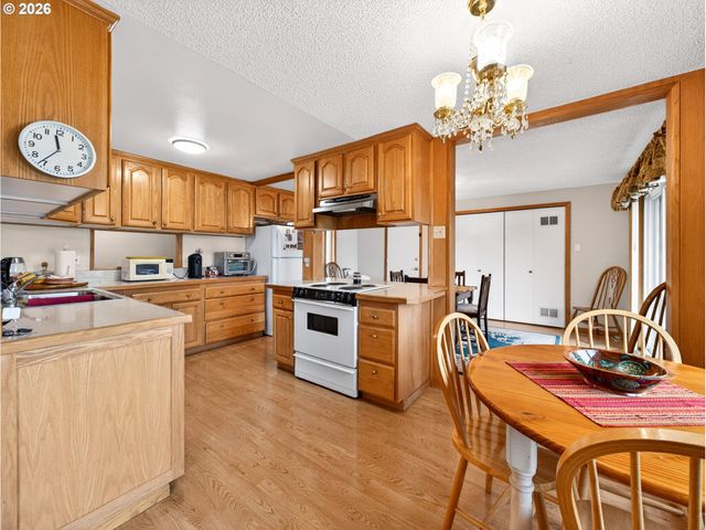 389 Se Palmblad Dr, Gresham, OR 97080