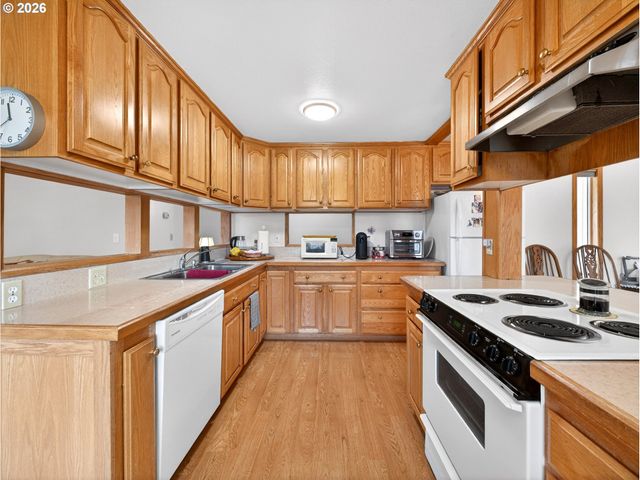 389 Se Palmblad Dr, Gresham, OR 97080