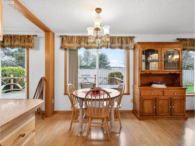 389 Se Palmblad Dr, Gresham, OR 97080