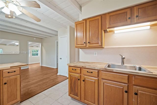 766 NW 42nd St c, Oakland Park, FL 33309