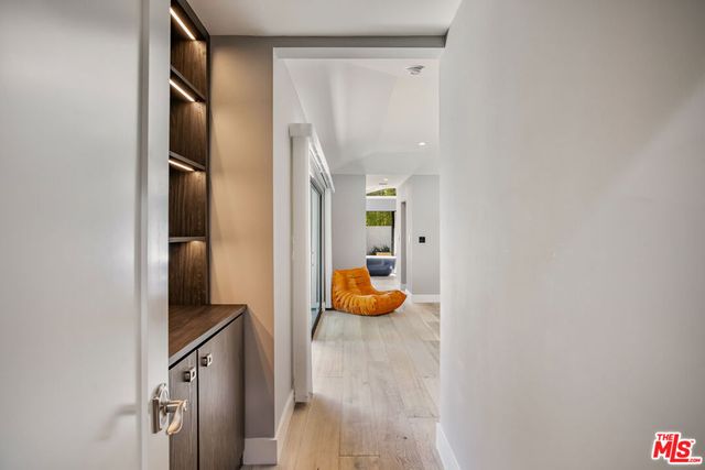 8400 Mulholland Drive, Los Angeles, CA 90046