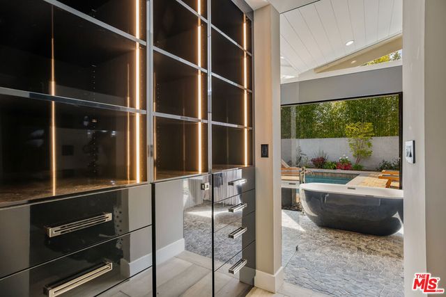 8400 Mulholland Drive, Los Angeles, CA 90046