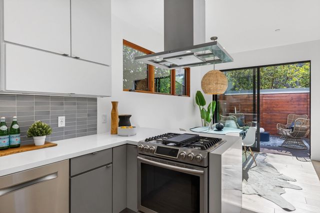 577 El Dorado Ave, Oakland, CA 94611