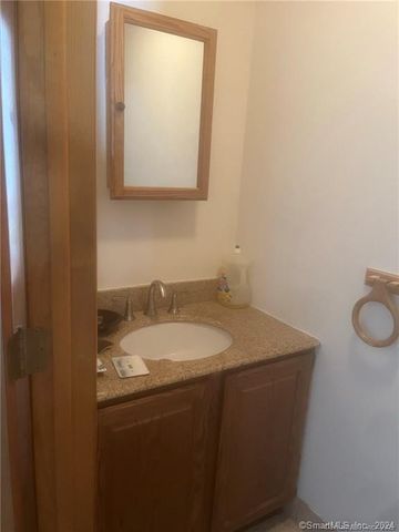 10 Macintosh Lane 10, Ansonia, CT 06401