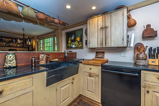 31 Long Hill Road, Raymond, NH 03077