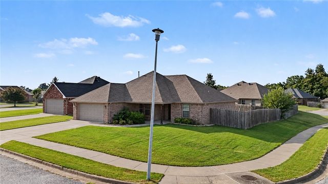 809 E Marietta Court, Rogers, AR 72758