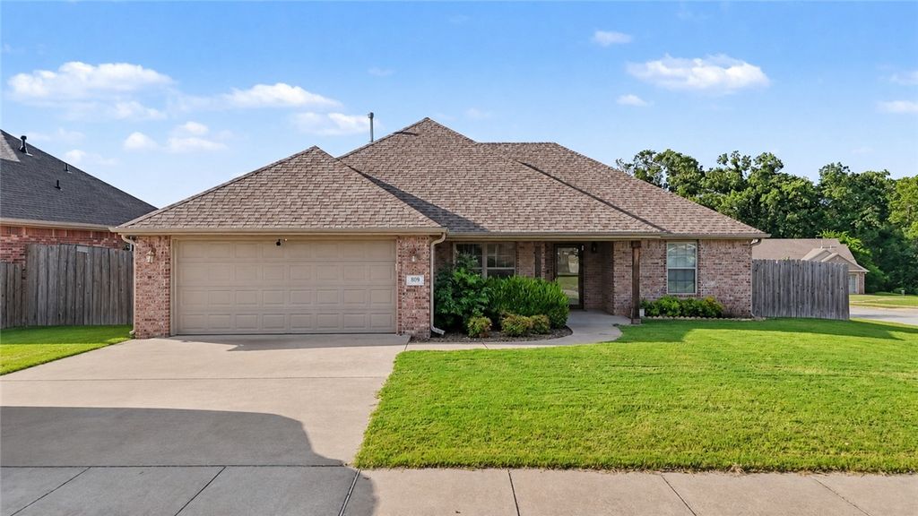 809 E Marietta Court, Rogers, AR 72758