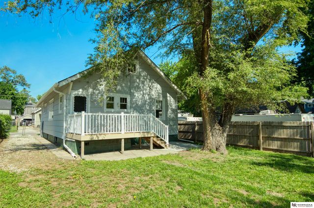 3325 N 41st Street, Omaha, NE 68111