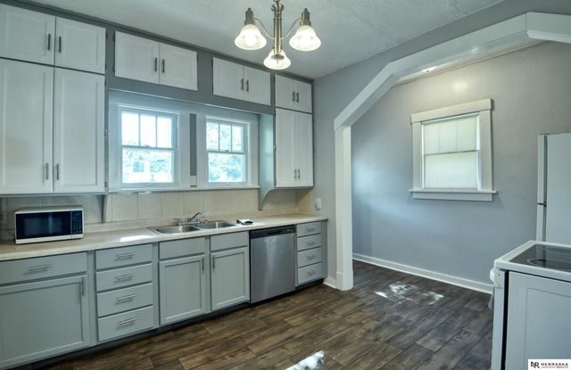 3325 N 41st Street, Omaha, NE 68111