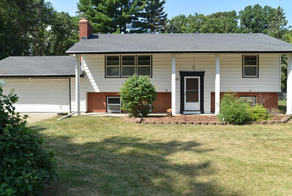 2226 Pleasant View Drive, New Brighton, MN 55112 — photo 2