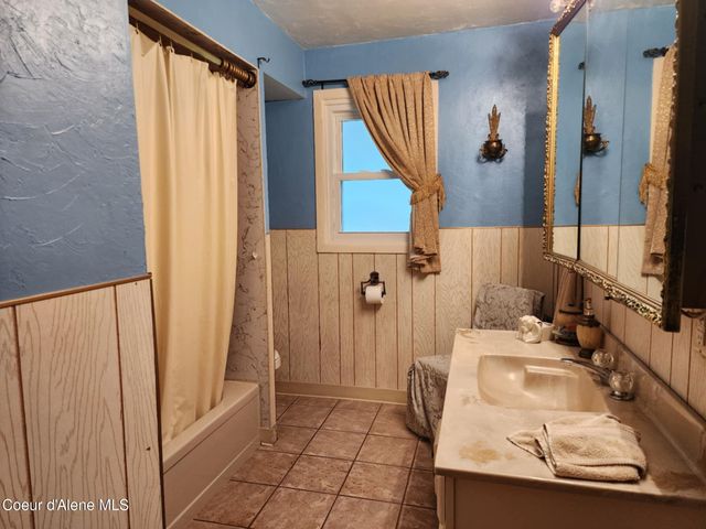 216 W Oak Ave, Osburn, ID 83849