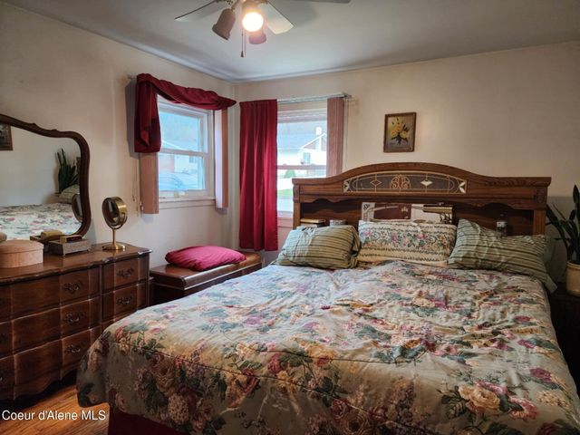 216 W Oak Ave, Osburn, ID 83849