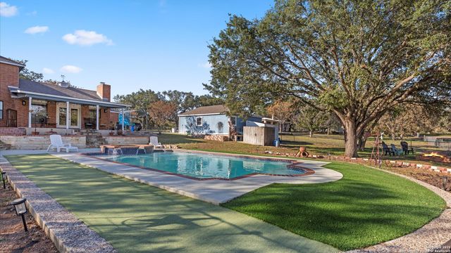 501 Rudeloff, Seguin, TX 78155