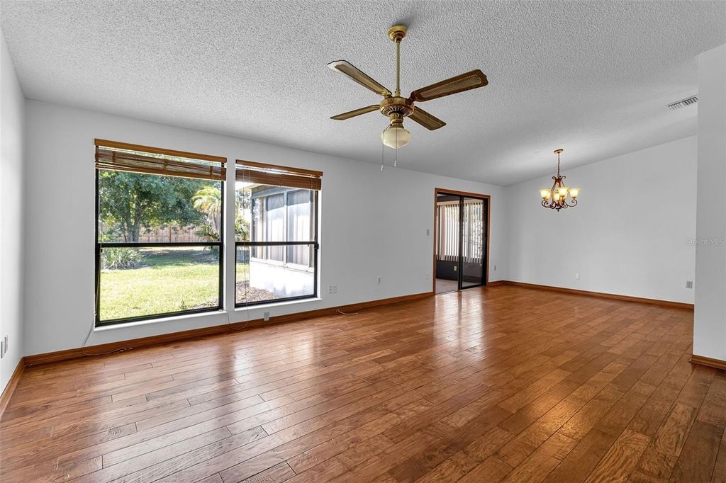 Image 4 of property listing at 6707 35TH AVENUE W, Bradenton, FL 34209
