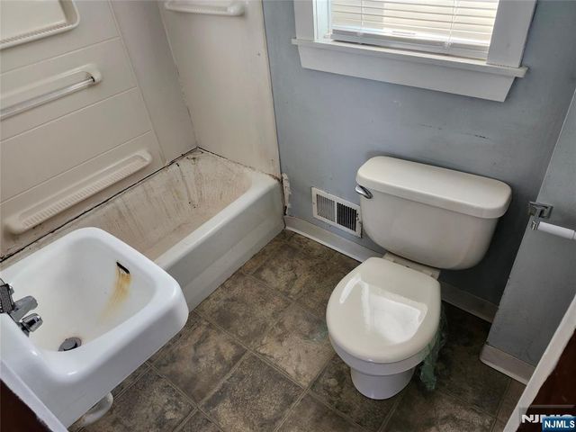 5 Locust Street, Haskell, NJ 07420
