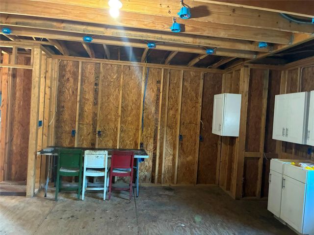 32 County Road 3405, Cleveland, TX 77327