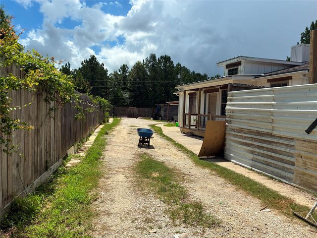 32 County Road 3405, Cleveland, TX 77327