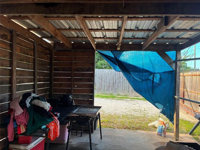 32 County Road 3405, Cleveland, TX 77327