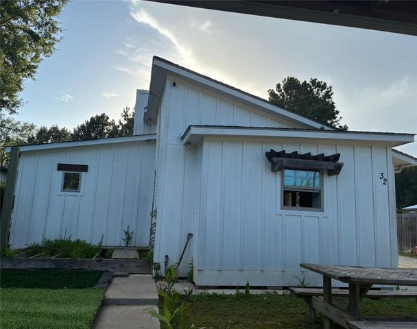 32 County Road 3405, Cleveland, TX 77327