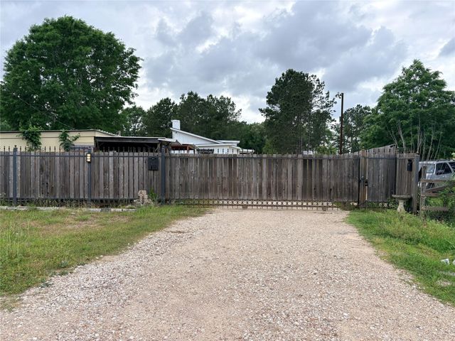 32 County Road 3405, Cleveland, TX 77327