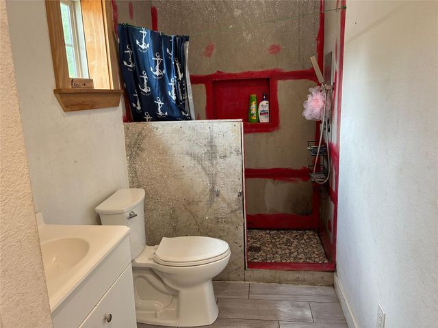 32 County Road 3405, Cleveland, TX 77327