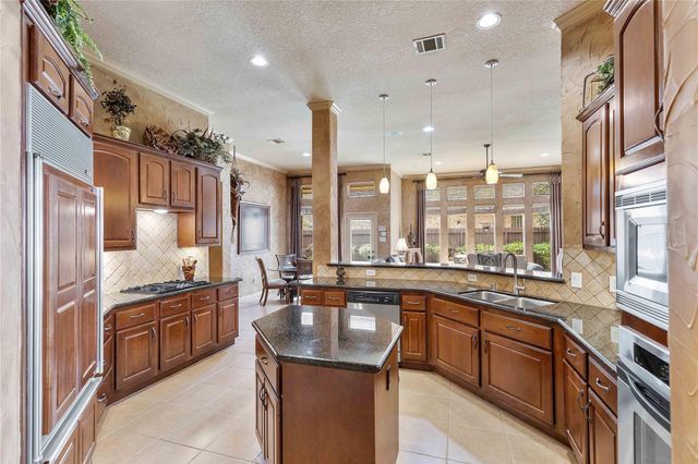 7 N Spring Brook Ct, Spring, TX 77382