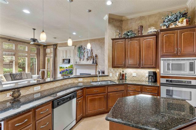 7 N Spring Brook Ct, Spring, TX 77382