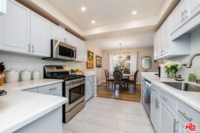 10707 Camarillo Street 108, Toluca Lake, CA 91602