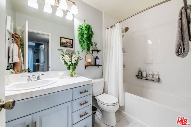 10707 Camarillo Street 108, Toluca Lake, CA 91602