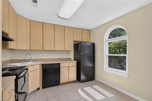 504 Mary Robert LN, Newport News, VA 23608