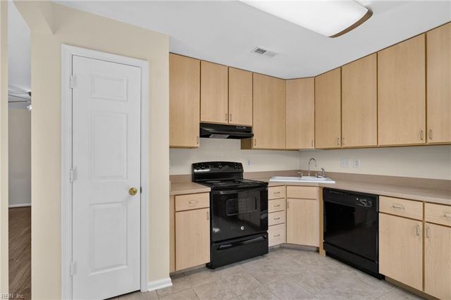 504 Mary Robert LN, Newport News, VA 23608