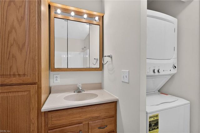 504 Mary Robert LN, Newport News, VA 23608