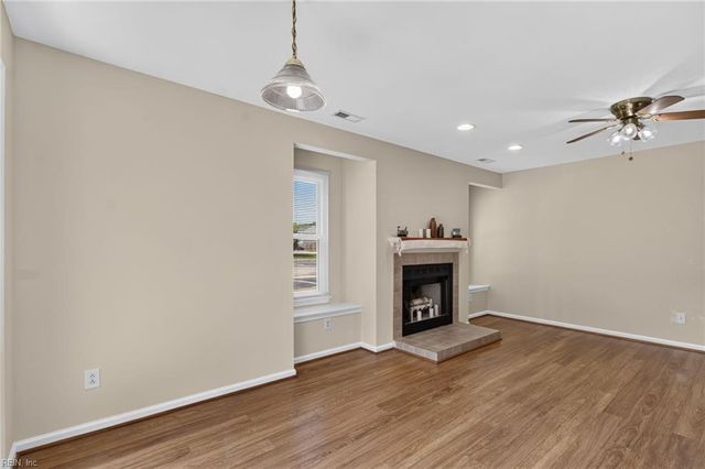 504 Mary Robert LN, Newport News, VA 23608