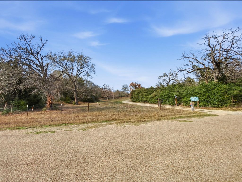 1471 County Road A, Lexington, TX 78947