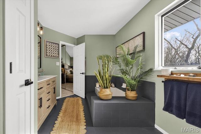 7028 Chalkstone Road, Oakville, MO 63129