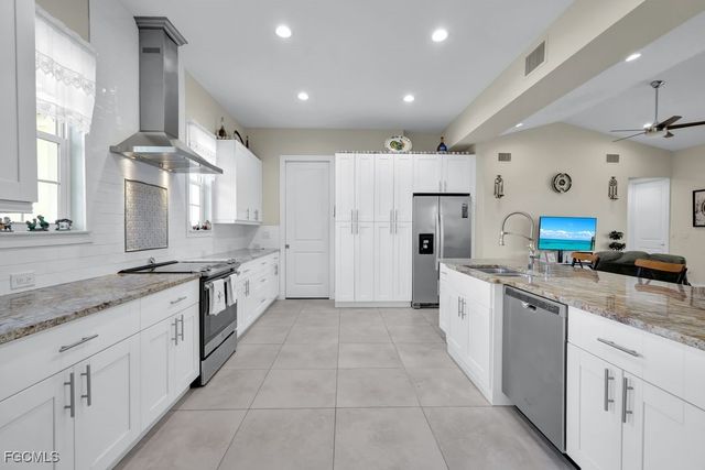 618 SW 31st TER, Cape Coral, FL 33914