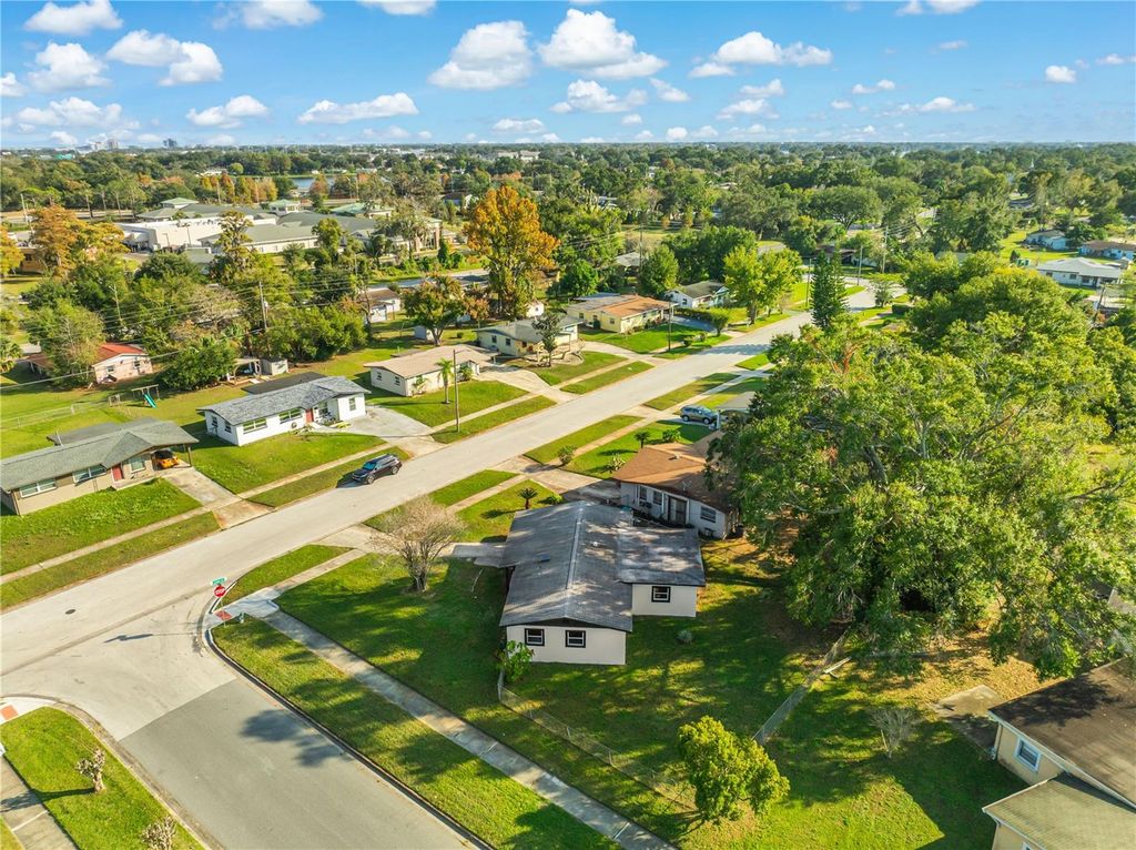 Image 39 of property listing at 352 LIONEL AVENUE, Orlando, FL 32805